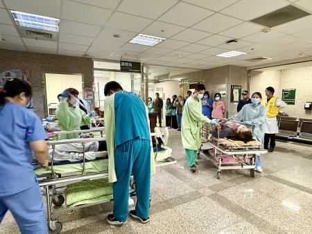 連江縣立醫院舉行大量傷患應變暨醫療暴力演練，強化跨部門救災與醫療協作效能。（圖／文：王致潔）