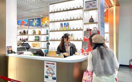 因台馬海上交通受阻，導致南竿機場免稅店菸酒商品庫存短缺，購買人潮明顯下滑。（圖：讀者提供）