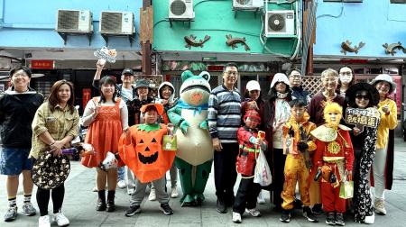 東莒國小師生盛裝走上街頭，展開萬聖節巡禮。（圖／文：蔡夢玲）