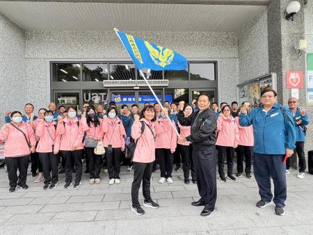 114年全國義消競技將在苗栗舉行，連江消防、義消百人隊伍昨天出發，縣長王忠銘授旗鼓舞。（圖／文：馮紹夫）