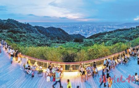 遊客在鼓嶺嘉湖觀景台欣賞福州夜景。