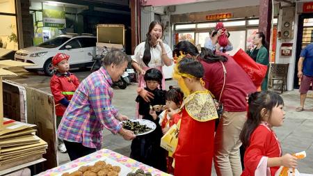 萬聖夜　「不搗蛋，請給我讚！」　東莒師生上街與鄉親同樂