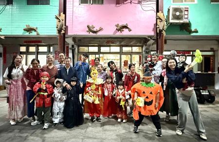 萬聖夜東莒愛心班、國小部與東莒家園寶寶一同變裝走上街與鄉親同樂。(圖/文:蔡夢玲)