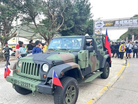 軍車領跑，獨享尊榮。（圖／文：馮紹夫）