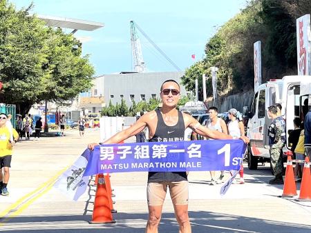 十年淬鍊、鋼鐵賽道！第10屆馬祖馬拉松1日上午熱血開跑。（圖／文：馮紹夫）
