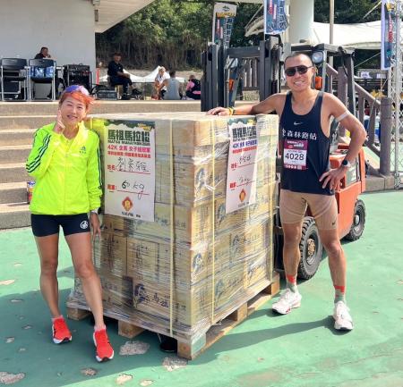 馬拉松全馬冠軍專屬！李智群、劉素雅抱回「等體重高粱酒」大獎。（圖／文：馮紹夫）