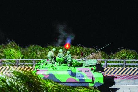 官兵檢整彈藥。