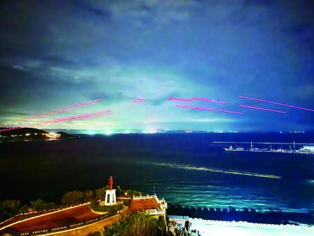 夜空交織火網。