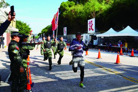 官兵全力往終點線衝刺。