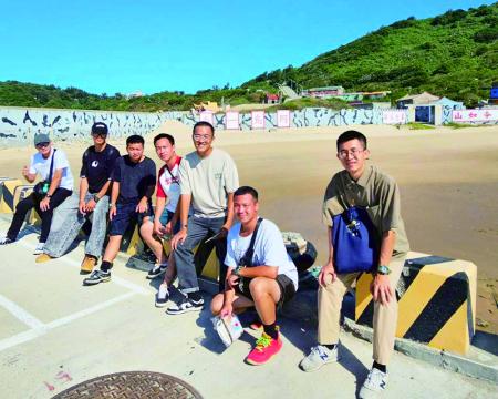 官兵於同島一命精神標語合影。