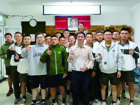 活動後與心理師合影留念。