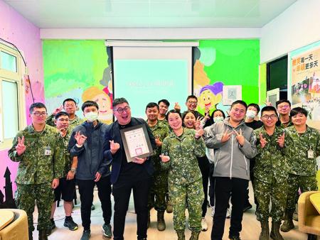 講師受領感謝狀與合影。