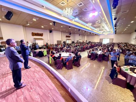 南竿鄉重陽節表揚暨慶祝餐會活動2日中午舉行，縣長王忠銘及鄉長林志東表揚今年度模範老人林增官、邱麗金，敬老楷模陳淑英、曹玉蘭。（圖／文：王致潔）