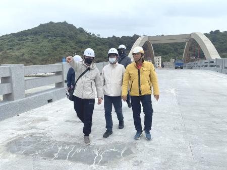 工務處處長劉尚儒會同施工單位勘查塘后橋，確認結構與安全無虞，預定於4日上午10點正式改道通行。（圖／文：鄭禮頤）