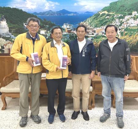 海大前校長張清風（左二）特地來馬欣賞藝術島展出，並拜會縣長王忠銘和議長張永江。（圖：縣府）