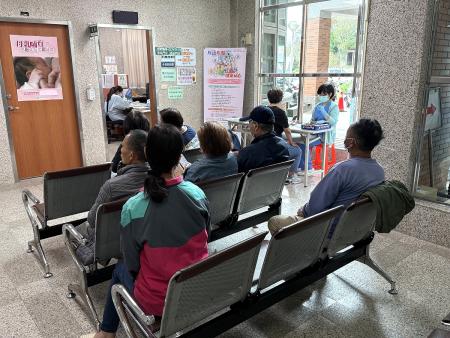 第二階段公費流感、新冠疫苗11月1日正式開打，昨日縣立醫院湧現接種潮。（圖／文：王致潔）