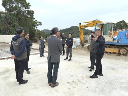 南竿鄉代會昨日上午進行鄉政考察，前往介壽村、復興村了解基層建設需求，並現勘生命園區工程進度。（圖／文：王致潔）