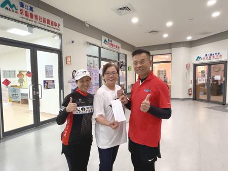 李政全先生與邱純玉女士賢伉儷捐款1萬元予中華民國唐氏症基金會，由南竿公托主任陳淑娟代表接受捐款。（圖／文：王致潔）