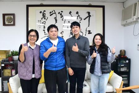 自11月1日起，三總皮膚科主治醫師馬軍（右2）、高雄榮總急診醫學科住院醫師曹世奇（左2）支援本縣醫療體系。（圖／文：王致潔）