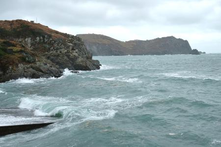馬祖各島受東北季風影響，氣溫偏低且風勢較大，海邊活動及海上作業需特別留意安全。（圖／文：陳其敏）