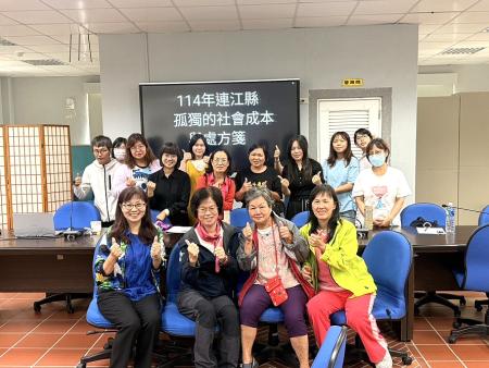 老人福利推動聯盟秘書長張淑卿分享如何透過社區共好新模式打造獨居長者關懷網。（圖：王致潔、民社處）