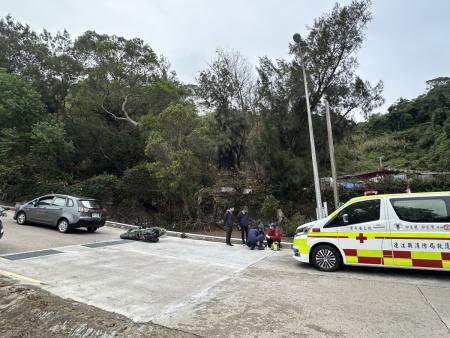 北竿加油站往上村方向路段今早發生機車追撞事故，警消人員趕抵現場協助傷者送醫（圖/文鄭禮頤）