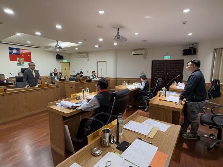 南竿鄉代會5日鄉政總質詢，主要議題圍繞馬港商圈美化工程規劃、生命園區相關制度、社福補助及工程進度等。（圖／文：王致潔）