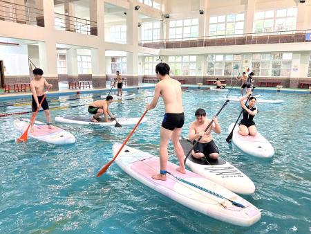 縣立游泳池推動立式划槳課程，結合水域安全教育打造多元學習場域。（圖：教育處）