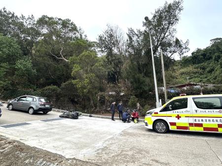 北竿加油站往上村方向路段5日上午發生機車追撞事故，警消人員趕抵現場協助傷者送醫。（圖／文：鄭禮頤）