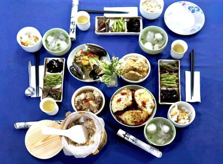 馬祖國際藝術島「拍楸飯」特餐，讓旅人在體驗藝術文化島嶼的過程中，也能品嚐到最道地的閩東家常口味與捕魚文化。（圖：縣府文化處）