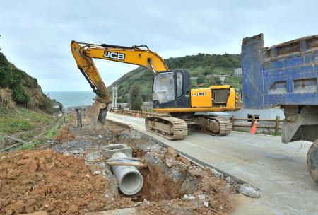 東引北澳路段埋管施工持續進行中，監造單位籲請用路人行經施工路段減速慢行，注意安全。（圖／文：陳其敏）