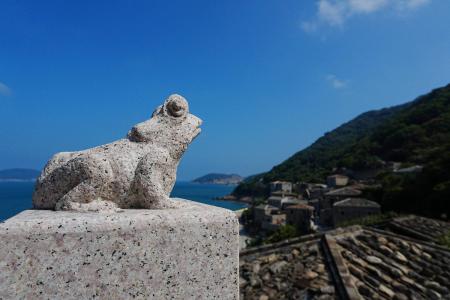 2.青蛙石雕像。