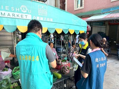 衛生局10月至販售通路進行食品抽驗，共抽驗23件產品，其中有1件文旦農藥殘留。（圖：連江縣衛生局）