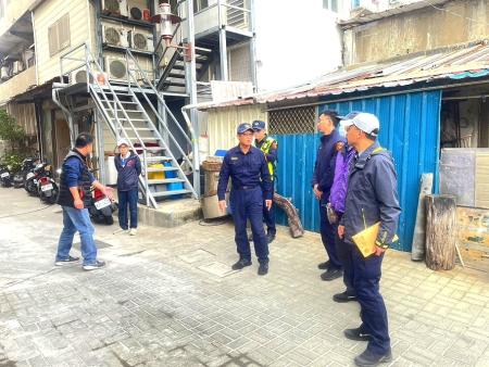 縣警局與北竿警察所會同議員現勘惠民市場後方監視器設置位置，討論鏡頭角度與線路規劃。（圖：北竿警察所／文：鄭禮頤）