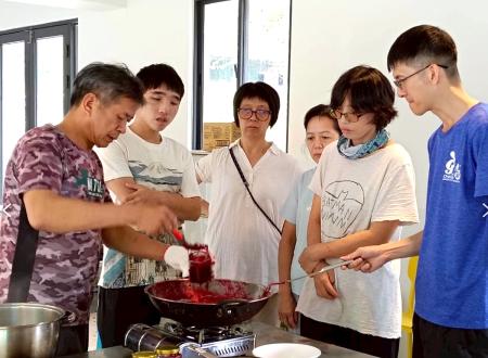 莒光在地農業展售推廣中心以洛神花為主題，每週六推出系列活動，廣受參與者好評。（圖：產發處）