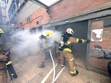 消防局與縣立醫院聯合舉辦搶救演練，導入無人機與救災機器人展現科技救災力。（圖：連江縣消防局）