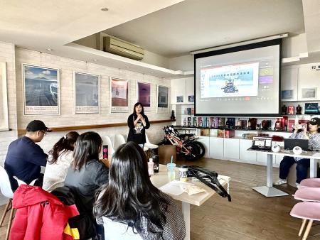 馬祖文創商品媒合洽談會中，得獎設計團隊與馬祖在地優質企業進行交流，討論商品授權、量產及行銷合作的可行方向。（圖：縣府文化處）