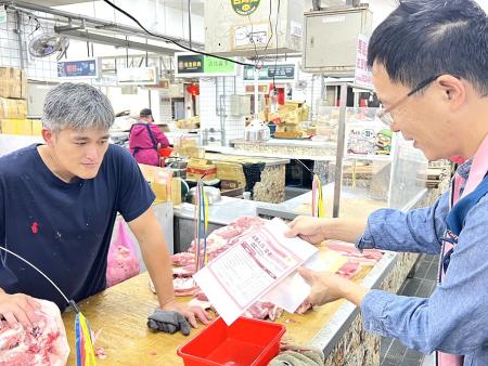 非洲豬瘟解禁，市場昨（7）日起恢復豬肉宰、售；產發處會同相關單位前往會勘宣傳。（圖／文：馮紹夫）