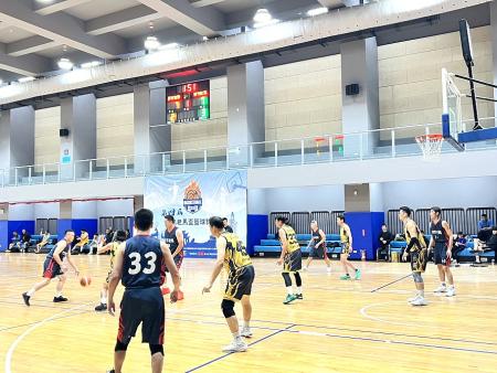 2025馬祖第四屆遠鵬老馬盃籃球錦標賽開打，12支隊伍約130人參賽，以球會友、增進交流。（圖／文：馮紹夫）