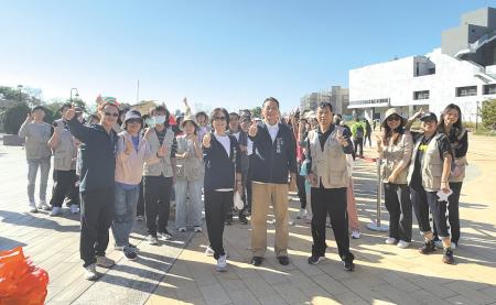 114年度「志在馬祖．感恩有你」健行暨績優志工表揚頒獎活動，縣長王忠銘感謝志工的熱忱服務，為連江縣帶來蓬勃生氣與幸福感。（圖／文：王致潔）