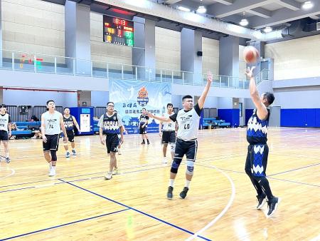 以球會友、傳承精神　遠鵬老馬盃熱血開打。（圖：王致潔、馮紹夫）