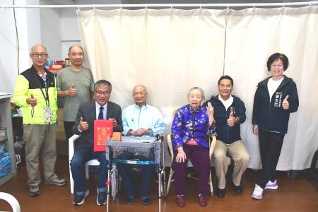 介壽村馮依香依嬤歡慶90歲大壽，縣長王忠銘偕同南竿鄉長林志東、民社處長曾玉花親自登門祝壽。（圖／文：王致潔）