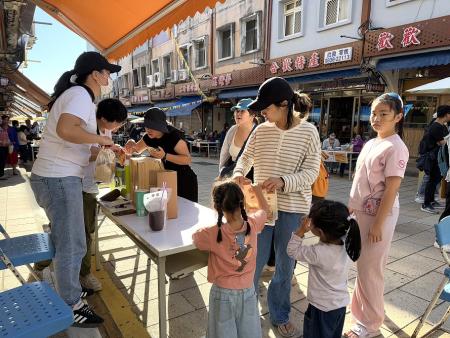 「馬祖語國家語言生活節」昨、今二日在馬港街熱鬧登場，現場不僅設有20個特色生活市集攤位，還安排精彩的多語音樂展演，吸引鄉親共襄盛舉。（圖／文：王致潔）
