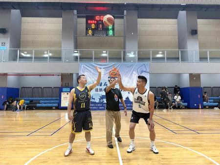 第四屆「遠鵬老馬盃」籃球錦標賽匯集來自台馬兩地12支勁旅參賽，由縣長王忠銘開球揭幕，現場氣氛熱烈。（圖／文：王致潔）