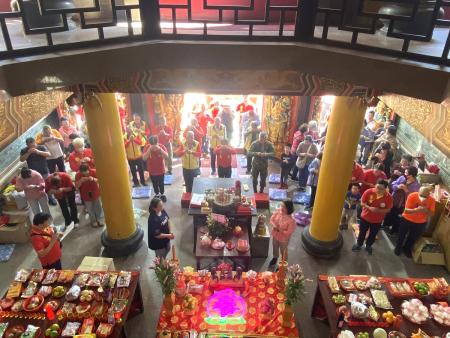 信眾齊聚蕭王府殿內焚香祝壽，香火鼎盛，氣氛莊嚴熱烈。（圖／文：鄭禮頤）