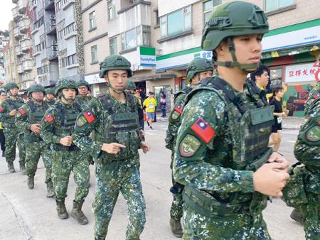 官兵進行武裝跑步訓練。