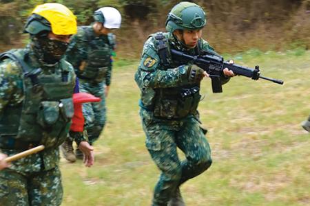 官兵於行進間實施快速反應射擊。