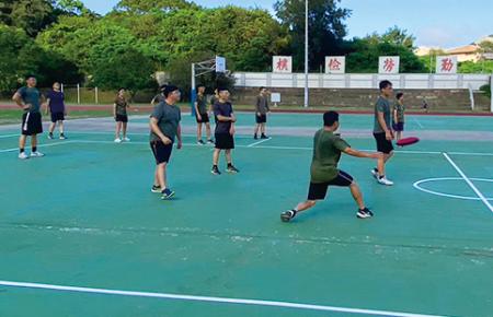 官兵進行飛盤精準投擲。