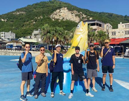 訓員於馬鼻灣黃魚裝置藝術前合影。