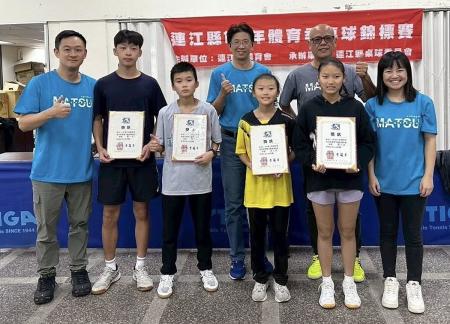 114年度連江縣體育季桌球錦標賽學生組，高年級冠軍陳德守、低年級冠軍陳賦。（圖：連江縣桌球委員會）